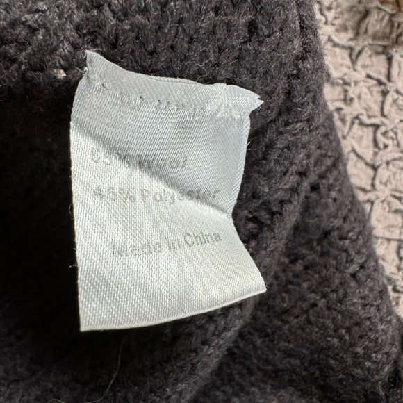 Beautiful grey double breasted warm cable knit wool blend sweater. - Picture 12 of 13